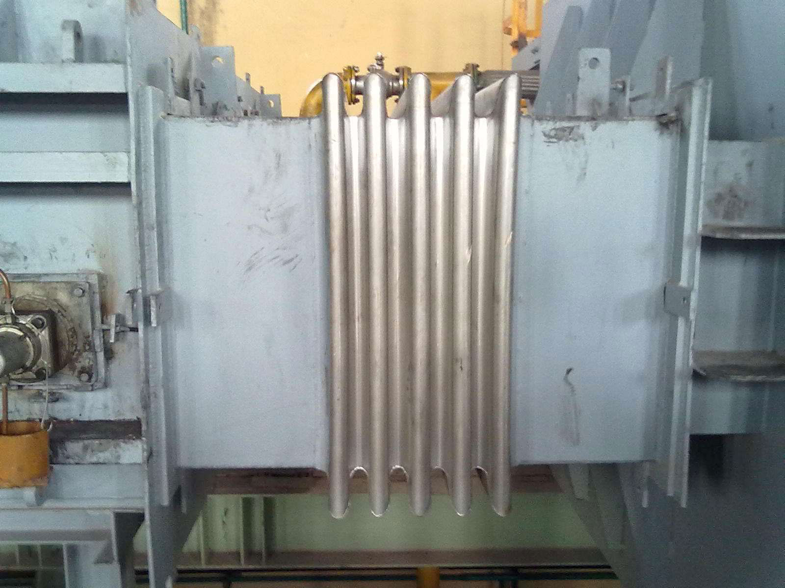 Rectangular metal corrugated expansion joint for shock absorption of fan inlet and outlet